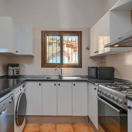 Chez Tonny 6 Bedroom 4 Bathroom *