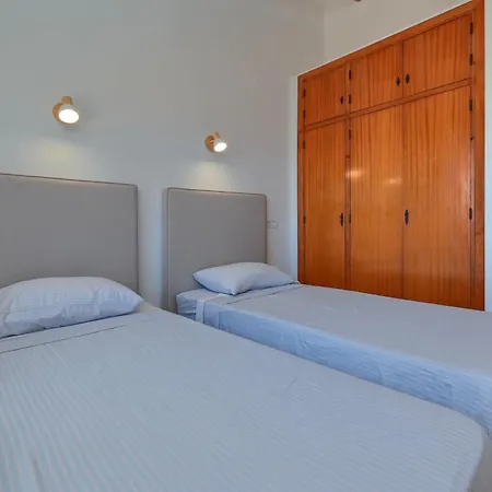 Chez Tonny 6 Bedroom 4 Bathroom Holiday home *